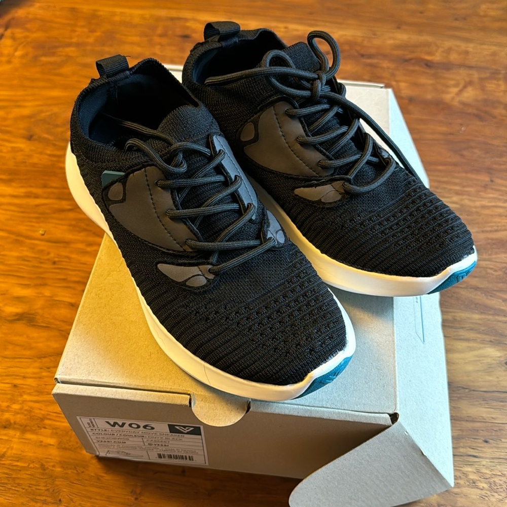 NEW in box Vessi Women’s Everyday Move Sneaker in Onyx Black Size 6